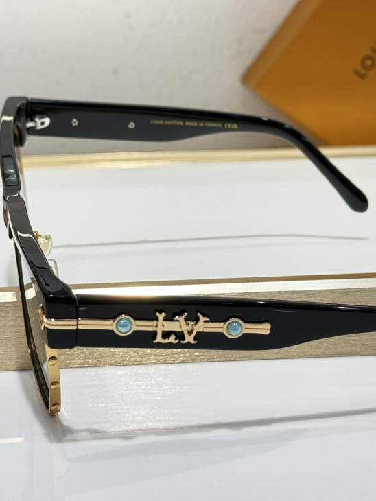 Picture of Louis Vuitton Sunglasses _SKUfw76769751fw